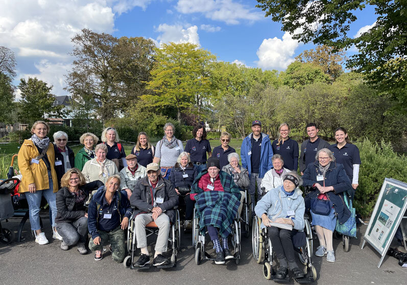Bewohner des Kurhauses aus Hennef mit vielen 'Helfenden Händen' im Kölner Zoo Bewohner des Kurhauses aus Hennef mit vielen 'Helfenden Händen' im Kölner Zoo