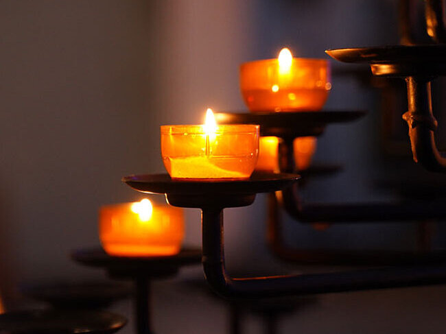 Kerzen zum Erinnerungsgottesdienst in Gedenken an verstorbene Bewohner*innen