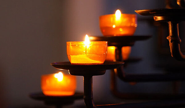 Kerzen zum Erinnerungsgottesdienst in Gedenken an verstorbene Bewohner*innen