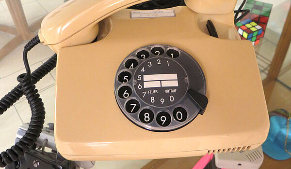 Ausstellung zum Jubiläum der Kurhaus Wohnresidenzen im Kurhaus am Park Hennef. Ein Telefon aus den 80er Jahren ein Gameboy und vieles mehr werden hier in Vitrinen ausgestellt. 