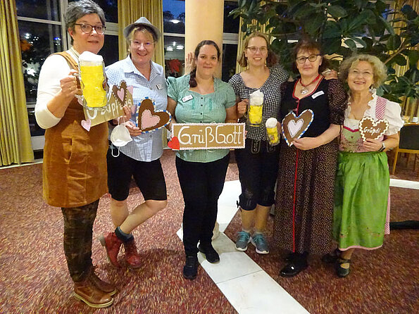 Die Mitarbeiter der Seniorenresidenz genossen das für den Bewohner ausgerichtete Fest in passendem Outfit.