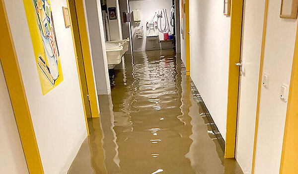 Foto: Der Kurhaus Flur steht bis zu 40 cm unter Wasser.