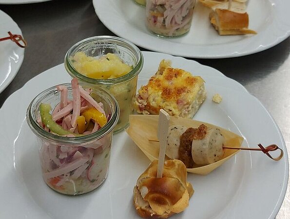 Die Bewohner vom Kurhaus am Park wurden beim Oktoberfest mit bayrischen Leckereien verwöhnt