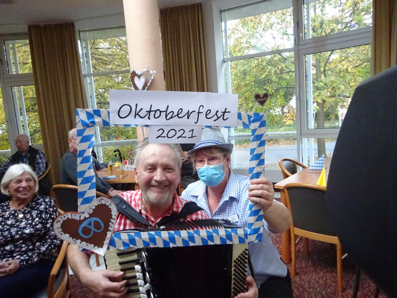 Ausgelassene Stimmung beim Oktoberfest in der stationären Pflege des Kurhaus am Park in Hennef