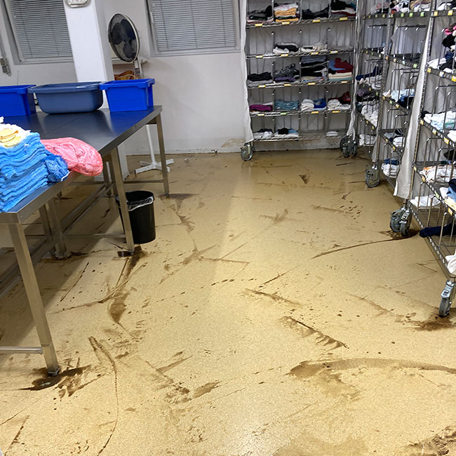 Foto: Der Technische Dienst vom Kurhaus hat in der Kurhaus Waschküche größere Schäden verhindert.