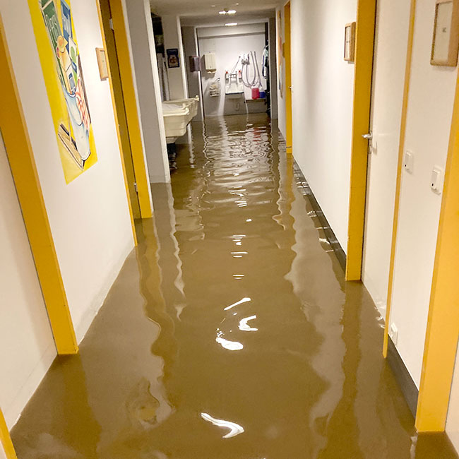 Foto: Der Kurhaus Flur steht bis zu 40 cm unter Wasser.