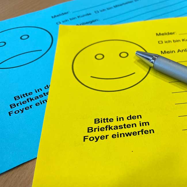 SmileyKarten werden von den Mitarbeiter*innen im Kurhaus genutzt, um Ideen und Wünsche mitzuteilen.