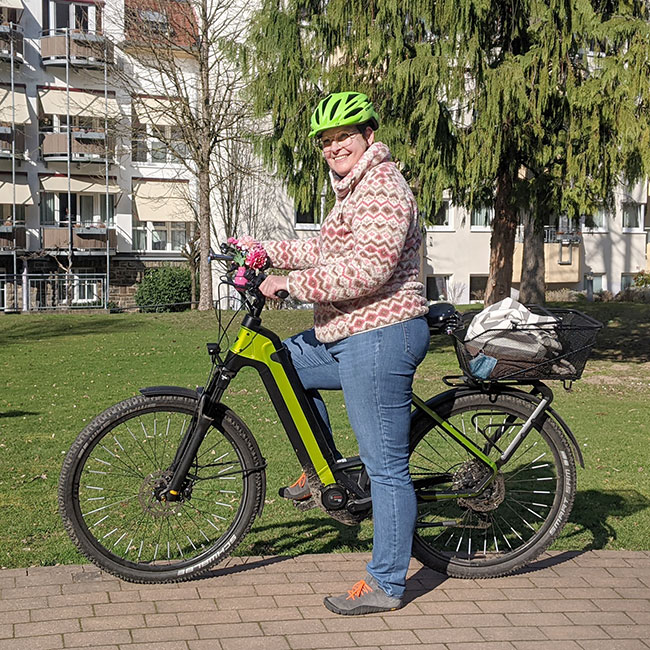 Küchenleiterin Frau van der Wal mit ihrem neuen E-Bike